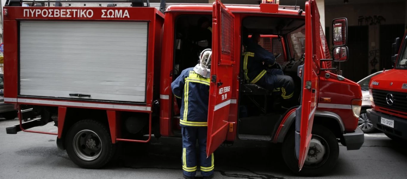 Εμπρηστική επίθεση με γκαζάκια στα γραφεία της ΝΔ στην Ηλιούπολη